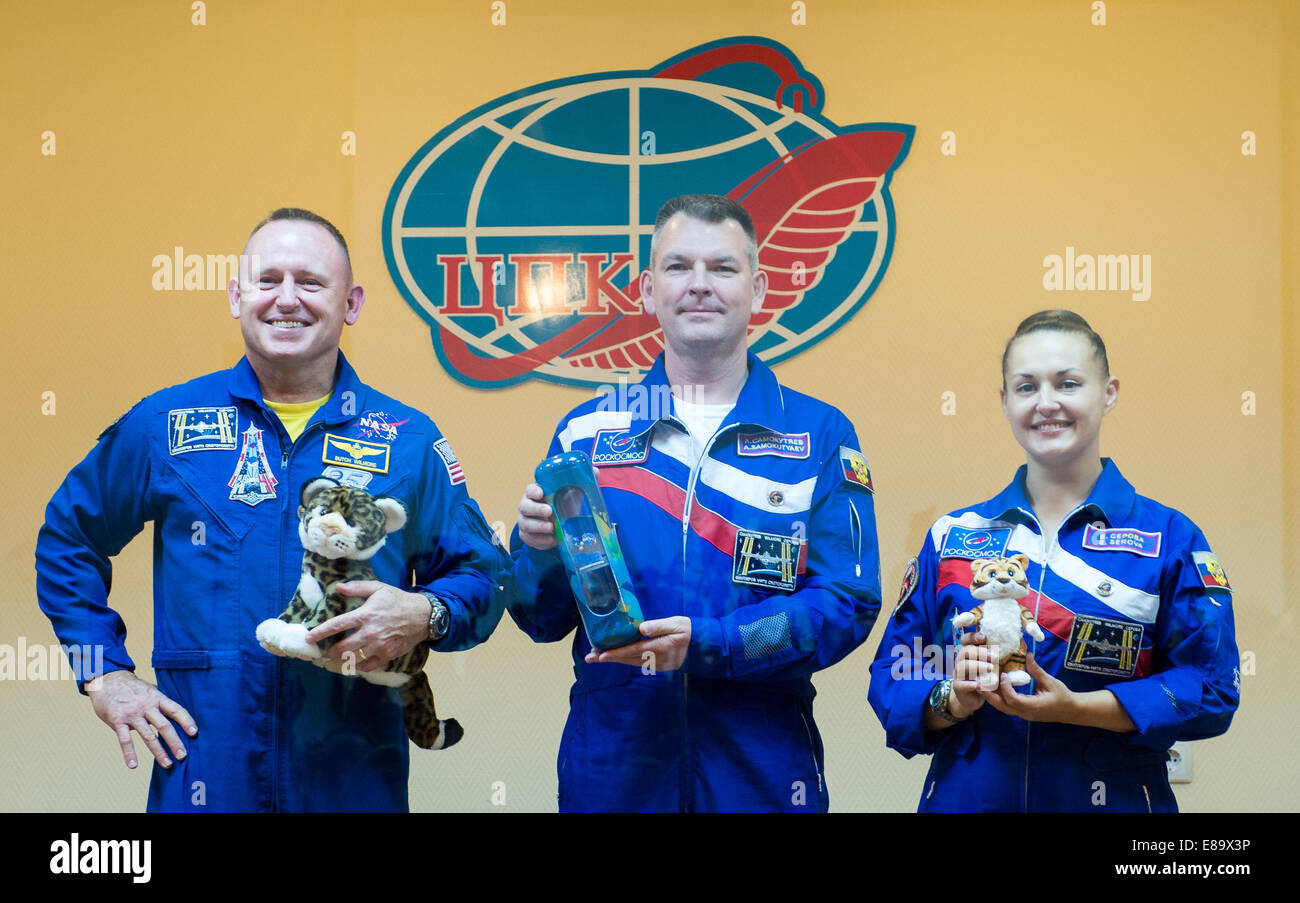 I membri dell'equipaggio della spedizione 41, tra cui Barry Wilmore della NASA e Alexander Samokutyaev di Roscosmos, posano per una foto prima della loro missione alla stazione spaziale Internazionale. Foto Stock I membri dell'equipaggio della spedizione 41, tra cui Barry Wilmore della NASA e Alexander Samokutyaev di Roscosmos, posano per una foto prima della loro missione alla stazione spaziale Internazionale. Foto Stock