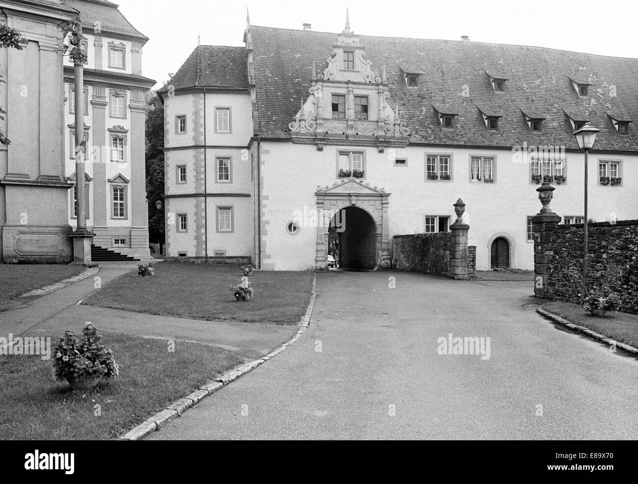 Achtziger Jahre, Toreinfahrt zur Zisterzienserabtei in Schoental in Hohenlohe, Baden-Wuerttemberg Foto Stock