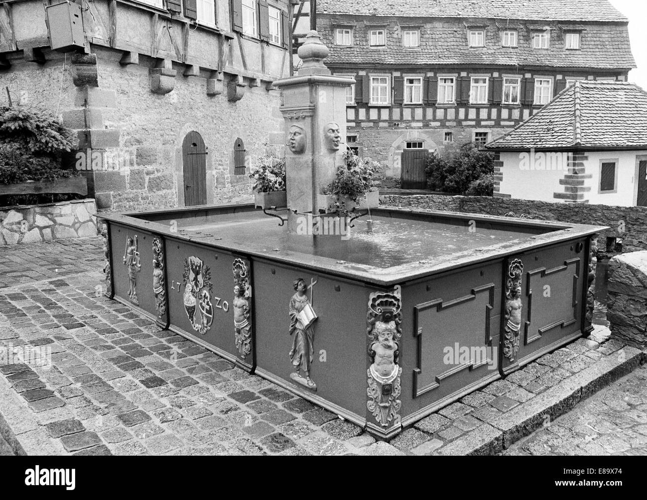 Achtziger Jahre, Marktbrunnen aus Gusseisen Am Marktplatz von Vellberg, Buehlertal, Schwaebisch-Fraenkischer Wald, Baden-Wuerttemberg Foto Stock