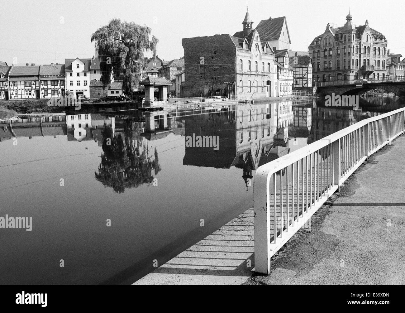 Achtziger Jahre, Haeuserpartie am Werraufer mit Stauwehr und Werrabruecke, genannt 'Brueckenhausen', Eschwege, Hoher Meissner, Osthessisches Bergland, Foto Stock