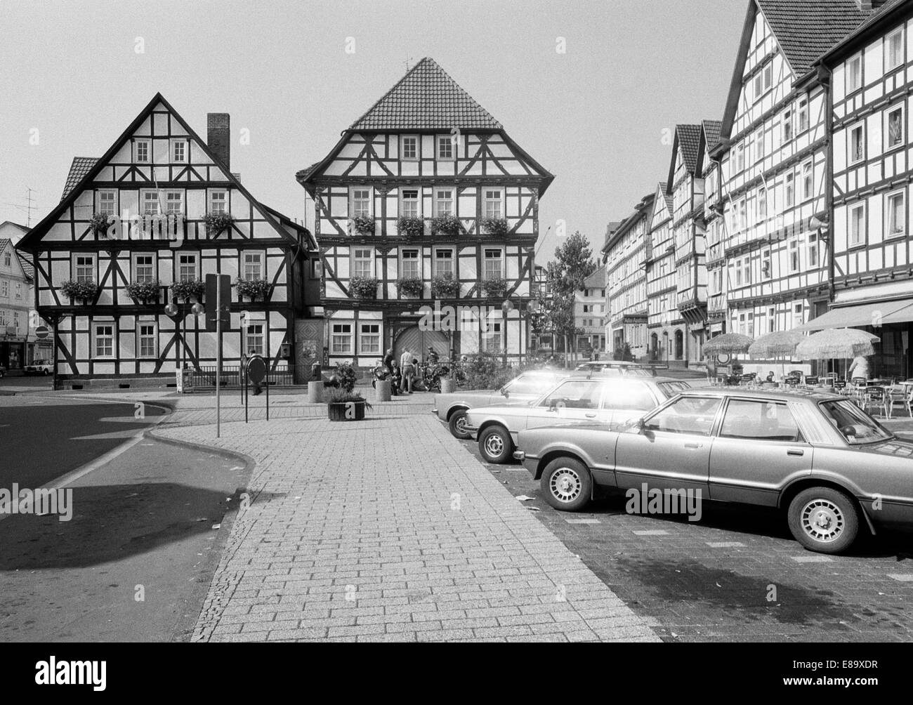 Achtziger Jahre, Parkplatz fuer Pkw auf dem Marktplatz, Rathaus und Fachwerkhaeuser in Eschwege, Hoher Meissner, Osthessisches Bergland, Assia Foto Stock