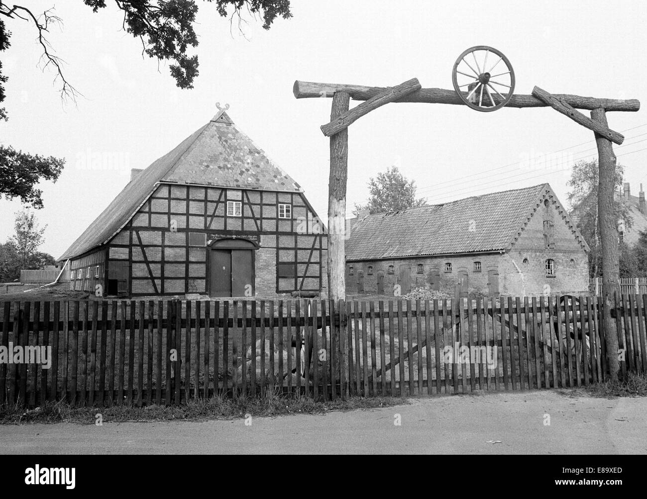 Achtziger Jahre, Bauernhof in Luedersburg-Juergenstorf, Biosphaerenreservat Niedersaechsische Elbtalaue, Biosphaerenreservat Flusslandschaft Elbe, Nie Foto Stock