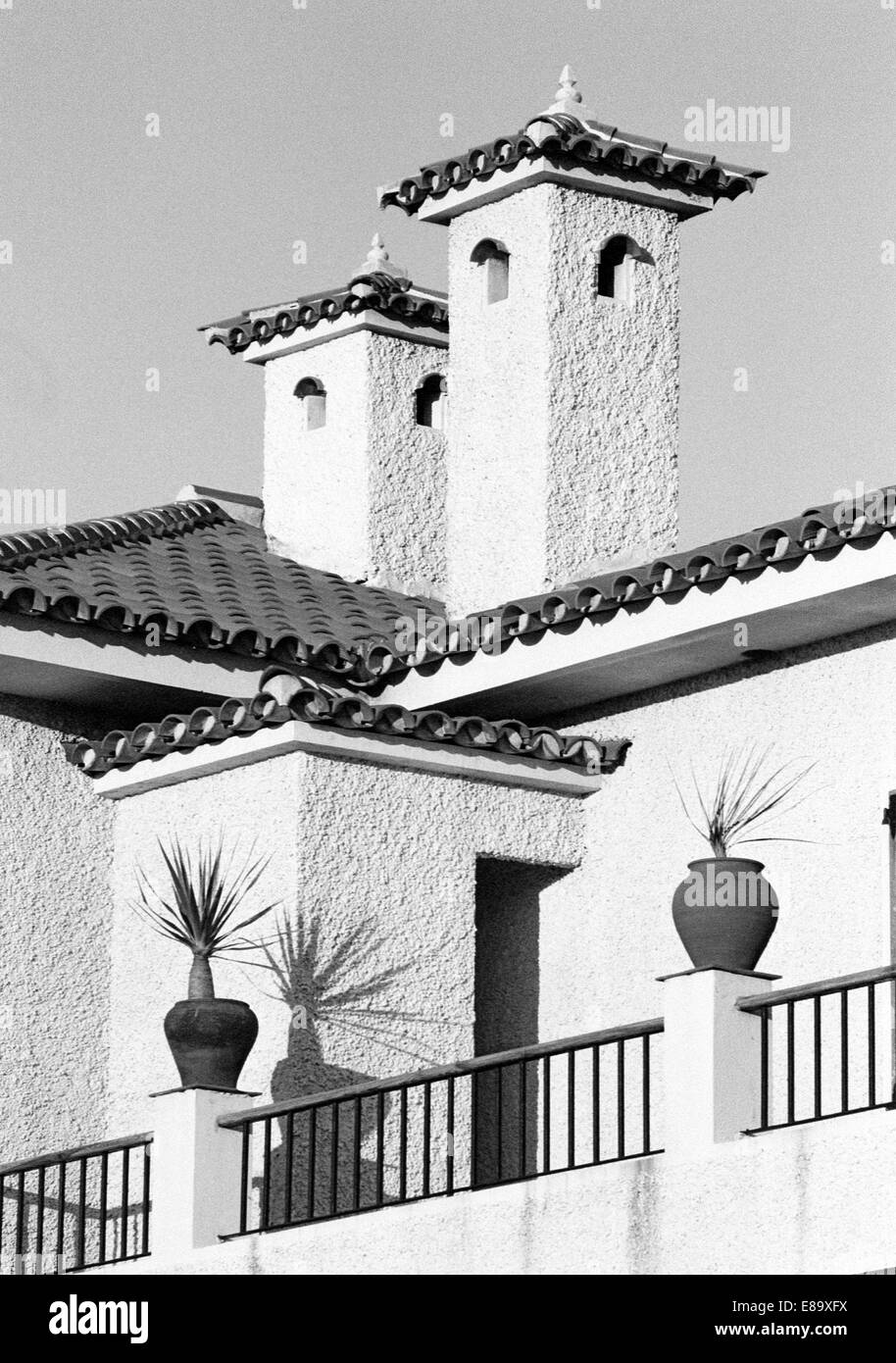 Achtziger Jahre, weisses Ferienhaus mit Balkon in Puerto de la Cruz, Teneriffa, Kanarische isole, Spanien Foto Stock