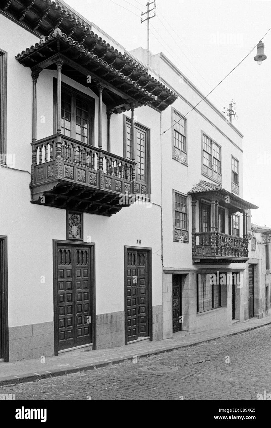 Achtziger Jahre, Wohnhaeuser, Hausfassaden, kunstvoll verzierte Balkone und Haustueren, Altstadt von La Orotava, Teneriffa, Kanarische isole, Spanien Foto Stock