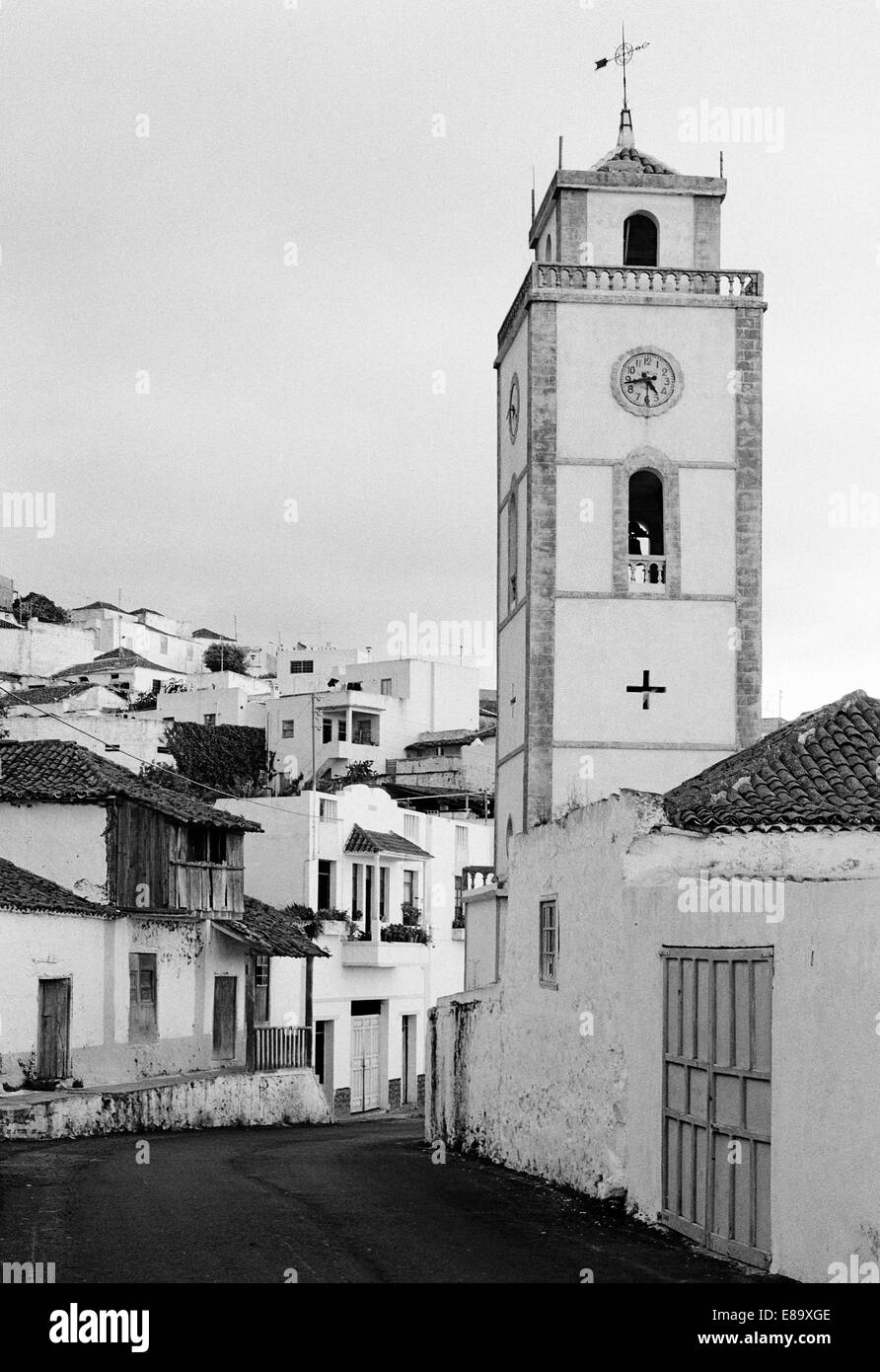 Achtziger Jahre, Kirche San Antonio de padova und Altstadthaeuser in El Tanque, Teneriffa, Kanarische isole, Spanien Foto Stock