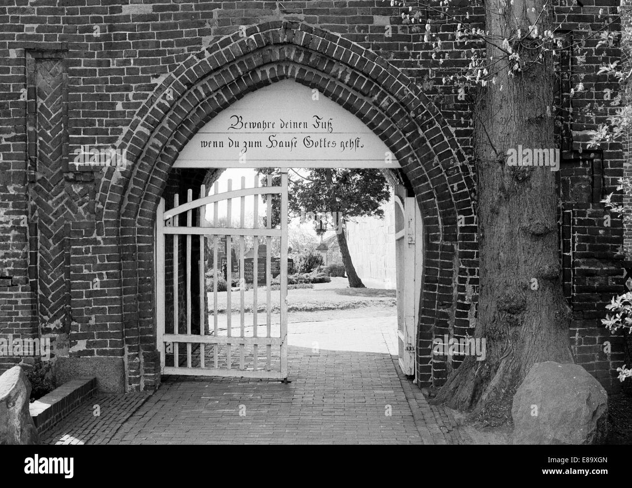 Achtziger Jahre, evangelische chiesa Martinskirche, ehemals Wehrkirche, Torhaus Segensspruch mit, Uplengen-Remels, Lengenerland, Ostfriesland, Bassa Sassonia Foto Stock