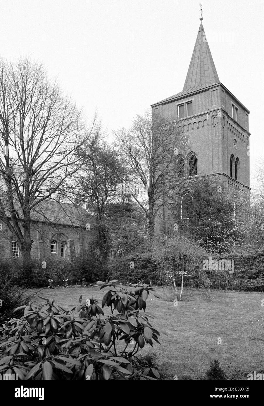 Achtziger Jahre, Evangelische Kirche San Nicolai in Krummhoern-Pewsum, Ostfriesland, Nordsee, Bassa Sassonia Foto Stock