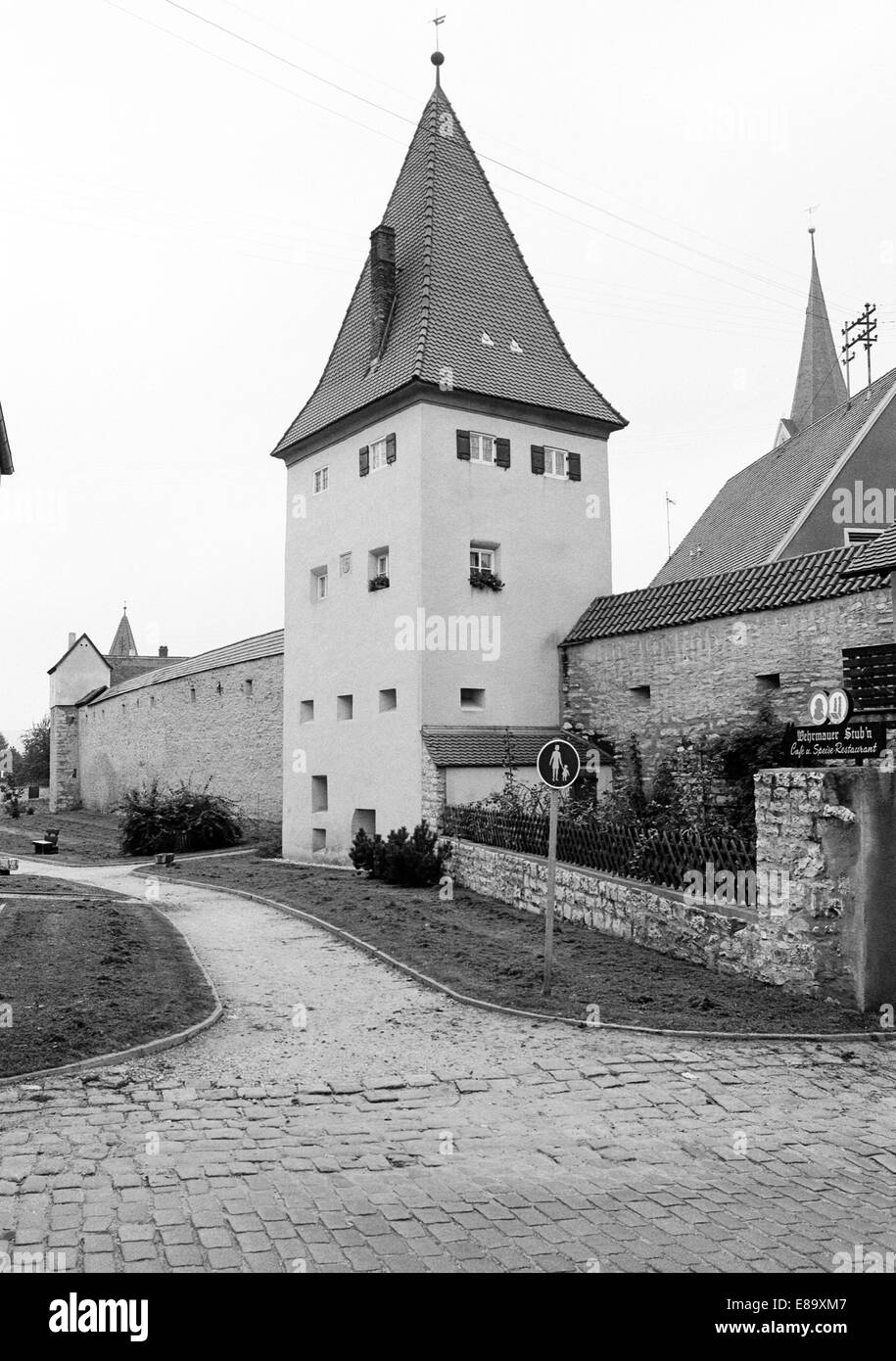 Achtziger Jahre, Stadtmauer mit Ziegelturm in Berching, Naturpark Altmuehltal, Fraenkische Alb, Oberpfalz, Bayern Foto Stock