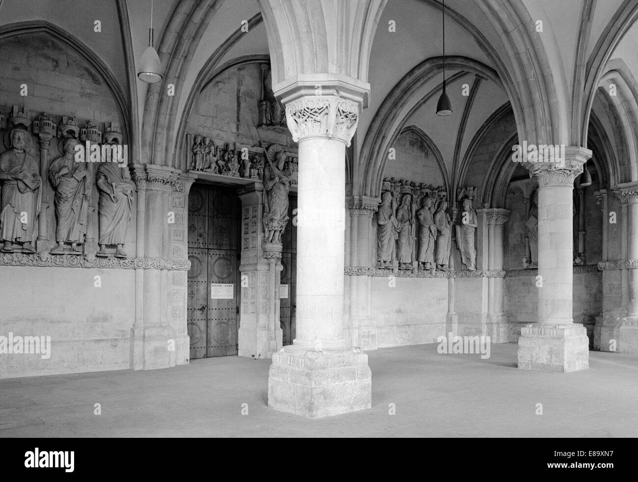 Achtziger Jahre, Vorhalle Paradies mit Saeulen und im Apostelfiguren San Paulus Dom von Muenster, Muensterland, Renania settentrionale-Vestfalia Foto Stock