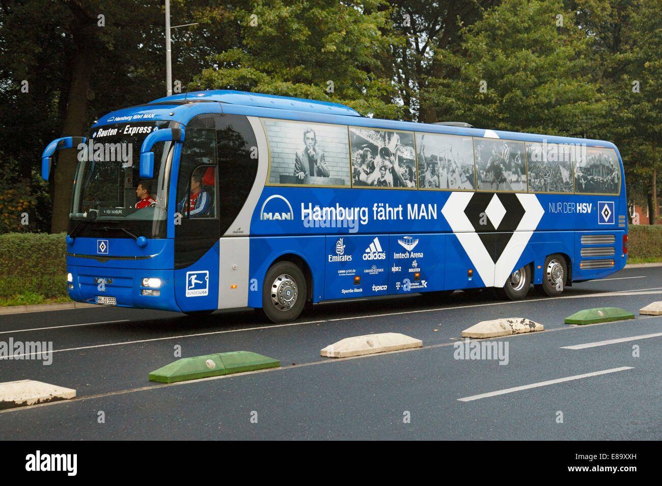 Sport, calcio, Bundesliga, 2014/2015, Borussia Moenchengladbach contro Hamburger SV 1:0, Stadio Borussia Park, autobus squadra di Amburgo Foto Stock