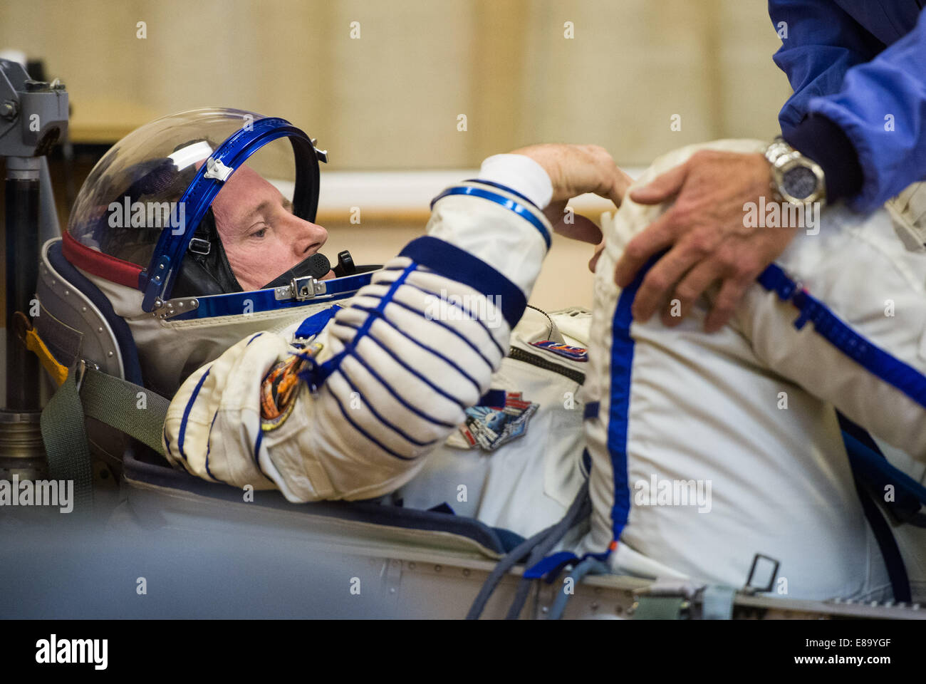 Expedition 41 Tecnico di volo Barry Wilmore della NASA si prepara ad avere il suo russo Sokol tuta controllato della pressione nella preparazione per il suo lancio a bordo della Soyuz TMA-14M navicella spaziale su Giovedi, 25 settembre 2014, presso il cosmodromo di Baikonur in Kazakistan. Il Foto Stock Expedition 41 Tecnico di volo Barry Wilmore della NASA si prepara ad avere il suo russo Sokol tuta controllato della pressione nella preparazione per il suo lancio a bordo della Soyuz TMA-14M navicella spaziale su Giovedi, 25 settembre 2014, presso il cosmodromo di Baikonur in Kazakistan. Il Foto Stock
