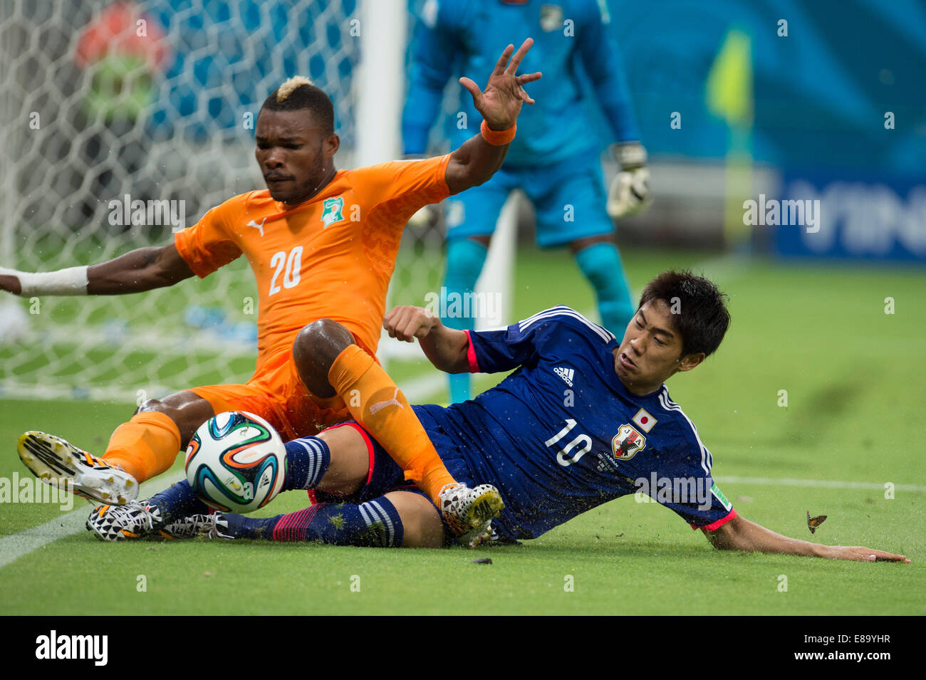 Die Serey della Costa d Avorio e Shinji Kagawa del Giappone. Giappone v Costa d Avorio, gruppo corrispondono. Coppa del Mondo FIFA Brasile 2014. Arena Pernamb Foto Stock