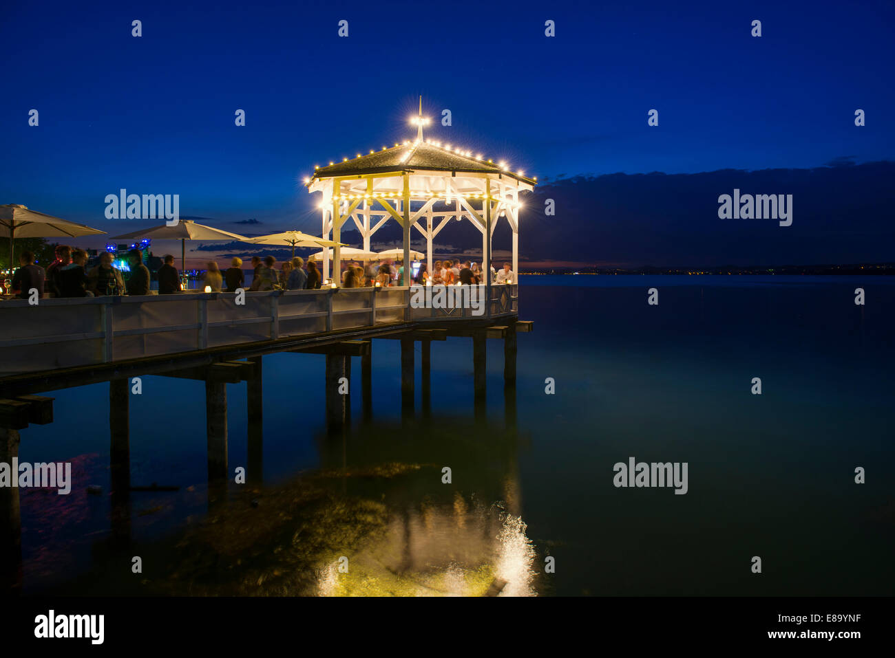 Padiglione con un bar sul Lago di Costanza, di notte, Bregenz, Vorarlberg, Austria Foto Stock