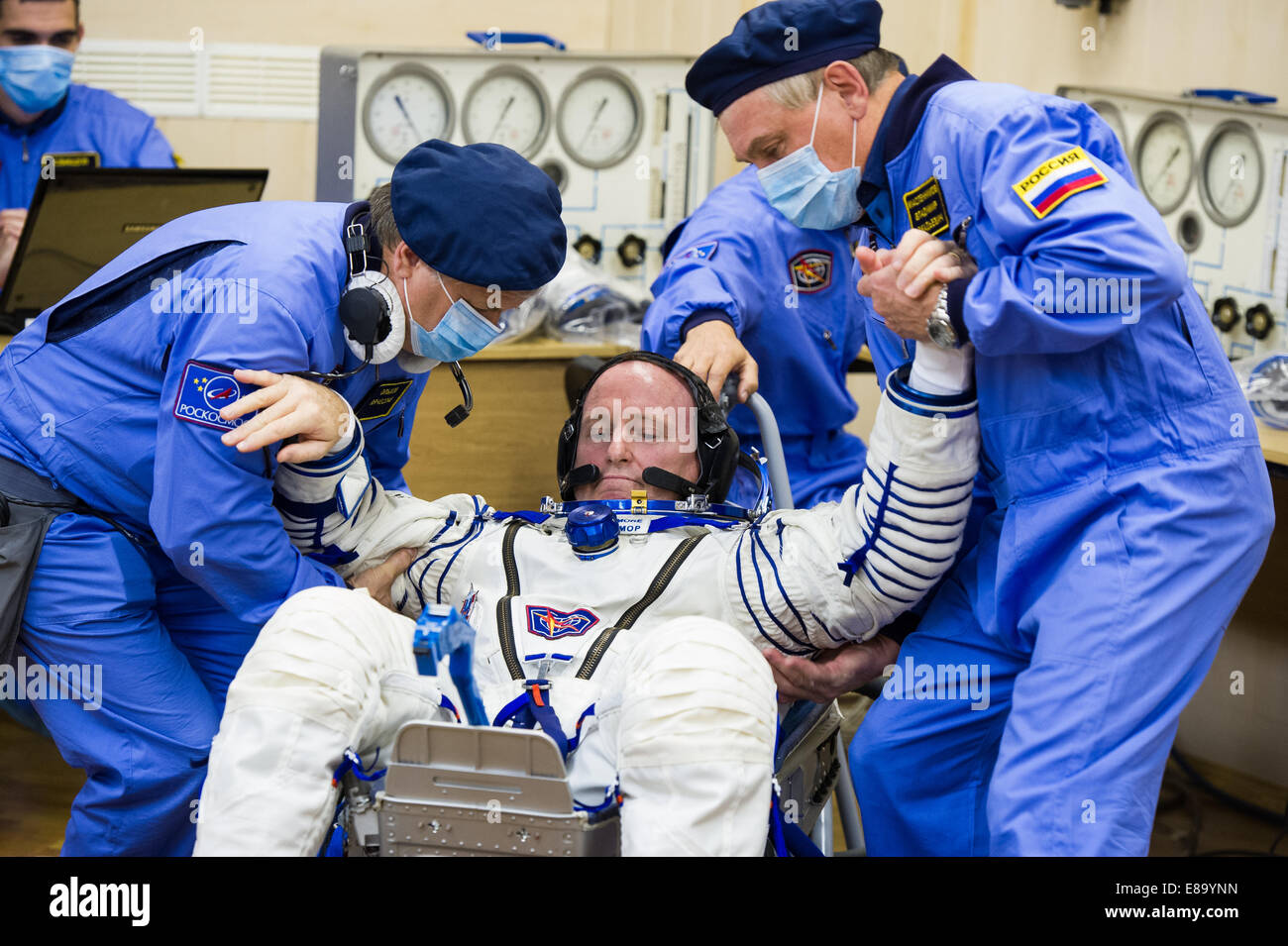 Barry Wilmore della NASA, ingegnere di volo della Expedition 41, viene sottoposto a un controllo della pressione per la sua tuta russa Sokol al Gagarin Cosmonaut Training Center (GCTC) in preparazione della sua missione. La tuta è essenziale per la sicurezza durante i voli spaziali a bordo della navicella Sojuz. Foto Stock Barry Wilmore della NASA, ingegnere di volo della Expedition 41, viene sottoposto a un controllo della pressione per la sua tuta russa Sokol al Gagarin Cosmonaut Training Center (GCTC) in preparazione della sua missione. La tuta è essenziale per la sicurezza durante i voli spaziali a bordo della navicella Sojuz. Foto Stock