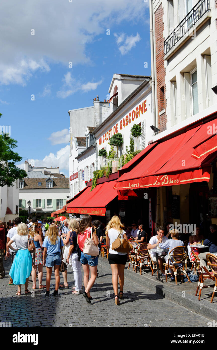 La gente alla Place du Tertre, Montmartre, diciottesimo Arrondissement, Parigi, Francia Foto Stock