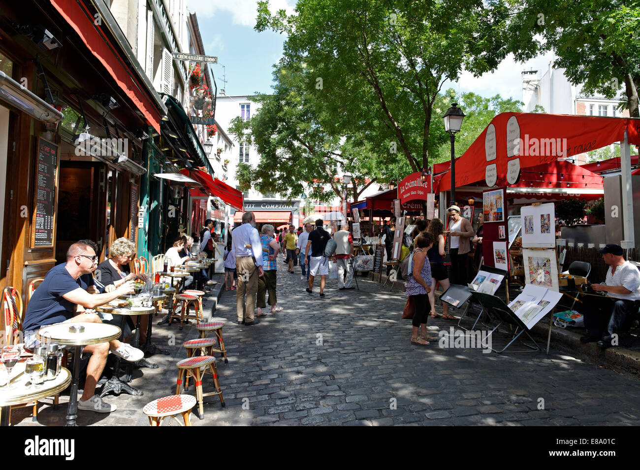 La gente alla Place du Tertre, Montmartre, diciottesimo Arrondissement, Parigi, Francia Foto Stock
