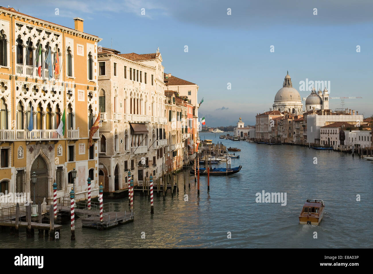 Vista dal Ponte dell'Accademia bridge su edifici e la chiesa di Santa Maria della Salute sul Grand Canal, Venezia Foto Stock