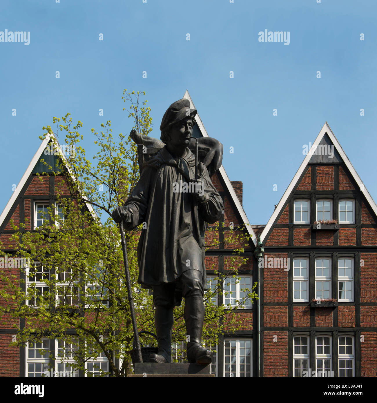 Kiepenkerl, monumento ai venditori ambulanti dal Münsterland area sulla Spiekerhof, punto di riferimento di Münster Foto Stock