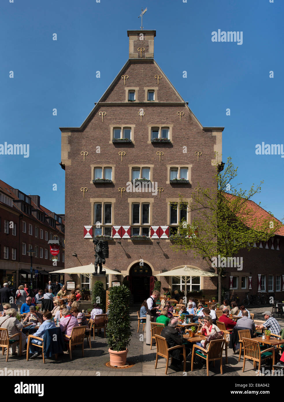 Kiepenkerl, monumento ai venditori ambulanti dal Münsterland area sulla Spiekerhof, fuori della Locanda Großer Kiepenkerl Foto Stock