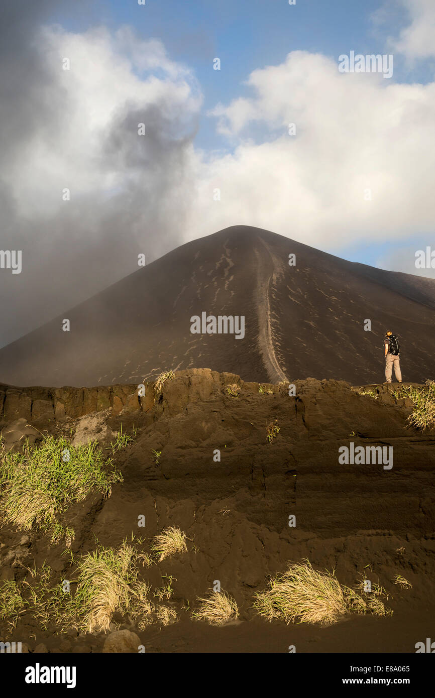 Persona di fronte a Monte vulcano Yasur, dell'Isola di Tanna, Vanuatu Foto Stock