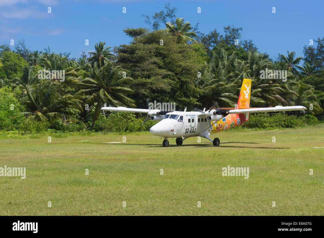 Aeromobile 'Twin Otter' della Air Seychelles compagnia aerea in aeroporto di Denis Island, Seicelle Foto Stock