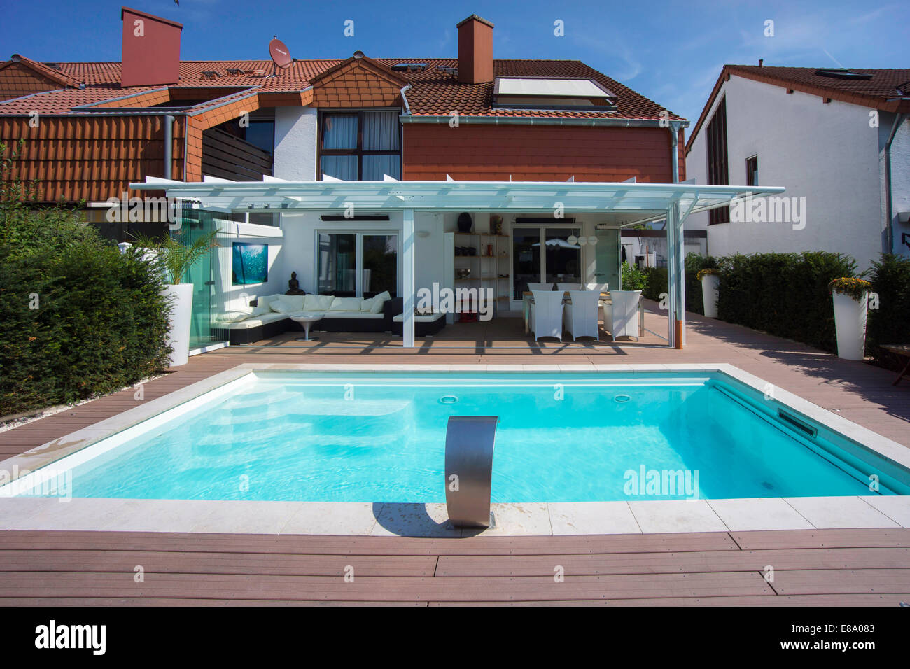 Privato casa a schiera con un conservatorio, una piscina e una terrazza, Germania Foto Stock
