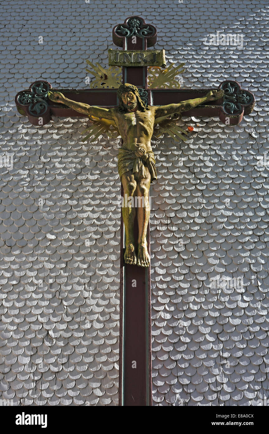 Legno intagliato: crocifisso sulla ghiaia la facciata della chiesa parrocchiale di Santa Margherita, dal 1791, Kleinweiler, Superiore Allgaeu Foto Stock