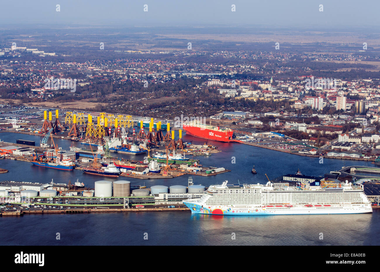 La città di Brema area portuale, la porta nord, strutture portuali, fiume Weser, terminale per contenitori, carico vetture, cruise terminal Foto Stock