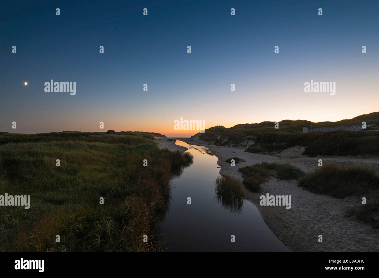 Paesaggio di Dune con il fiume Henne Mølle Å al tramonto, Henne Strand, regione a sud della Danimarca, la Danimarca Foto Stock