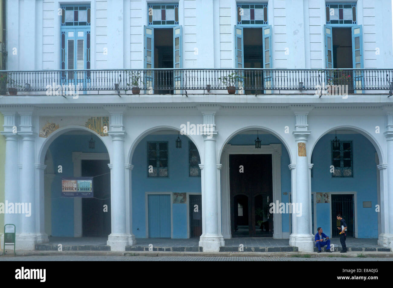 Blue House facciata con un portico anteriore, Havana, Cuba Foto Stock