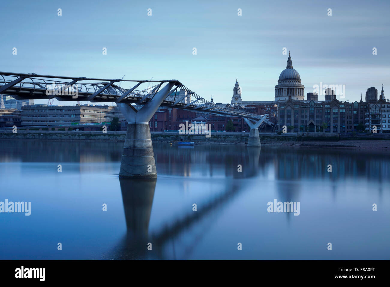 Millennium Bridge, il Tamigi e la Cattedrale di St Paul, Londra, Inghilterra, Regno Unito Foto Stock