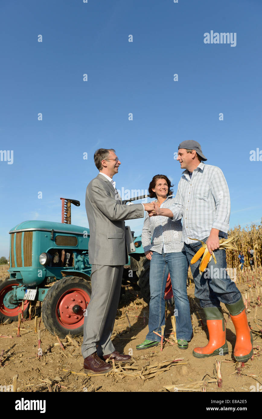 Imprenditore giovane imprenditore e stringono le mani in cornfield, Baviera, Germania Foto Stock