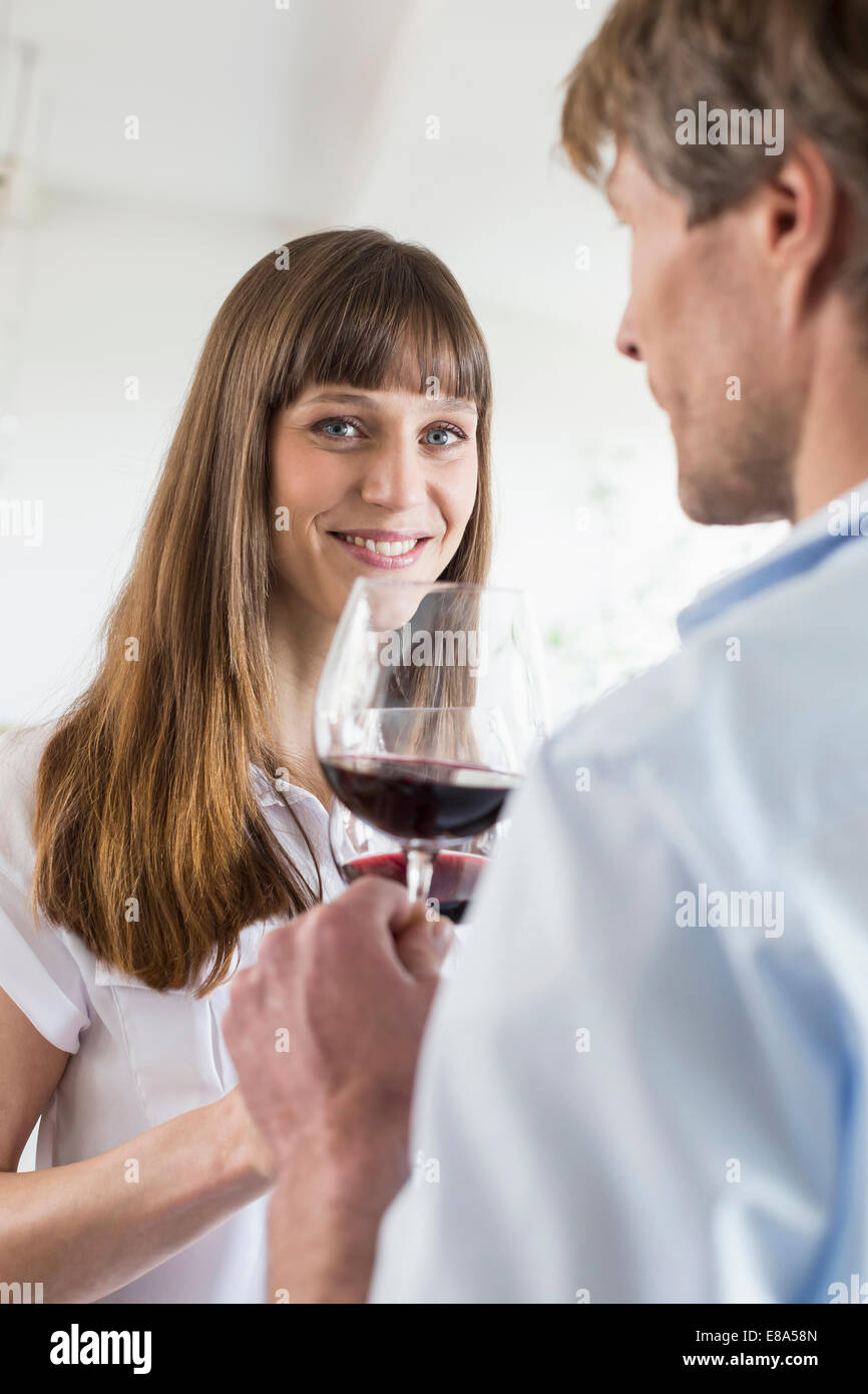 Giovane con un bicchiere di vino insieme Foto Stock