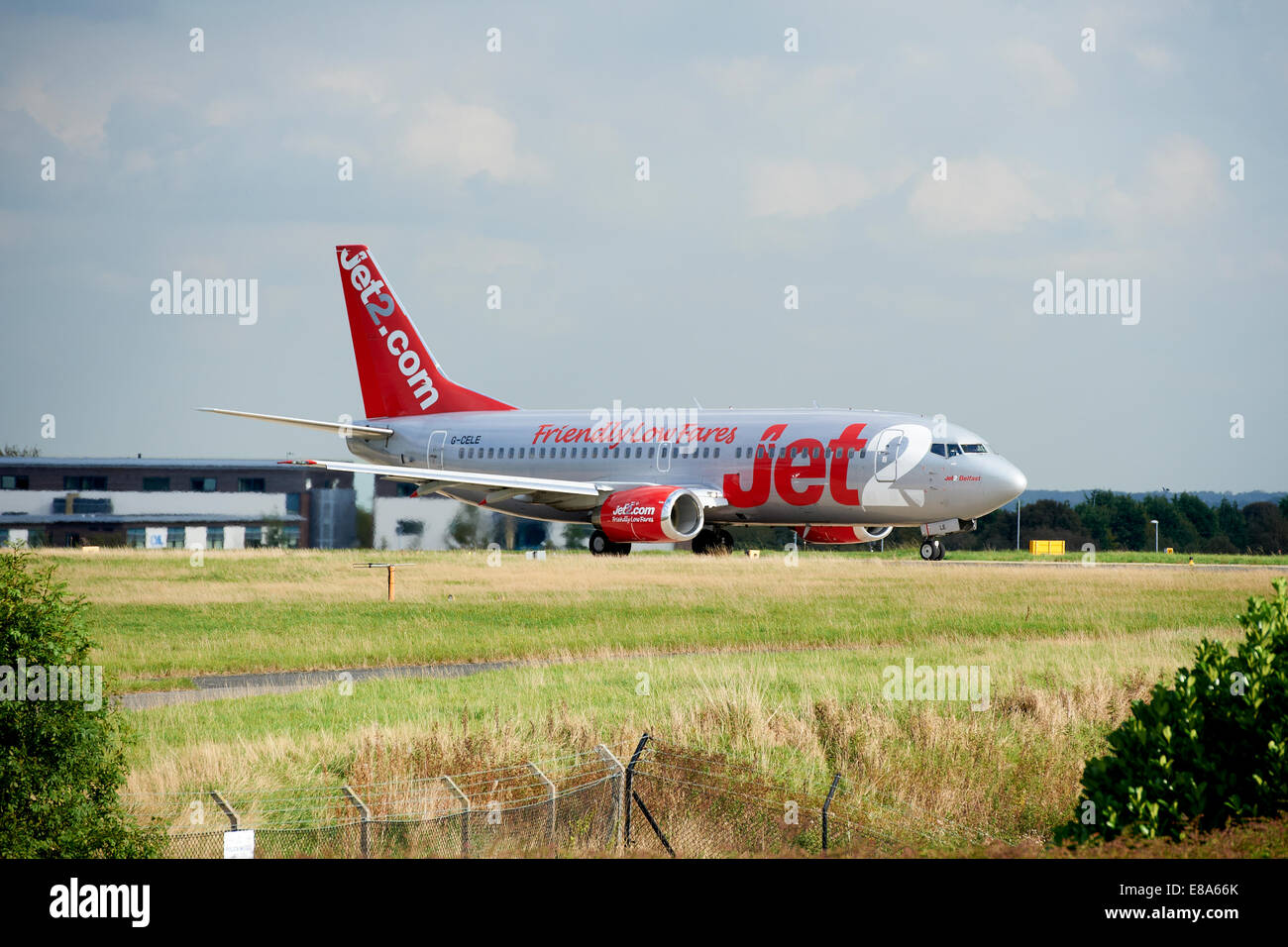 Jet2 Jet2.com Boeing 737 G-CELE rullaggio all'Aeroporto Internazionale di Leeds Bradford. Foto Stock