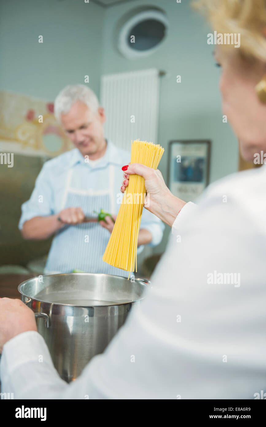 Coppia matura preparazione della pasta Foto Stock