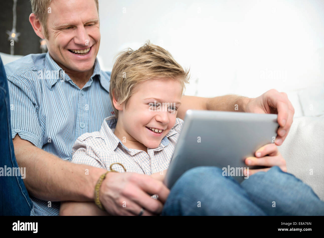 Padre e Figlio con tavoletta digitale Foto Stock