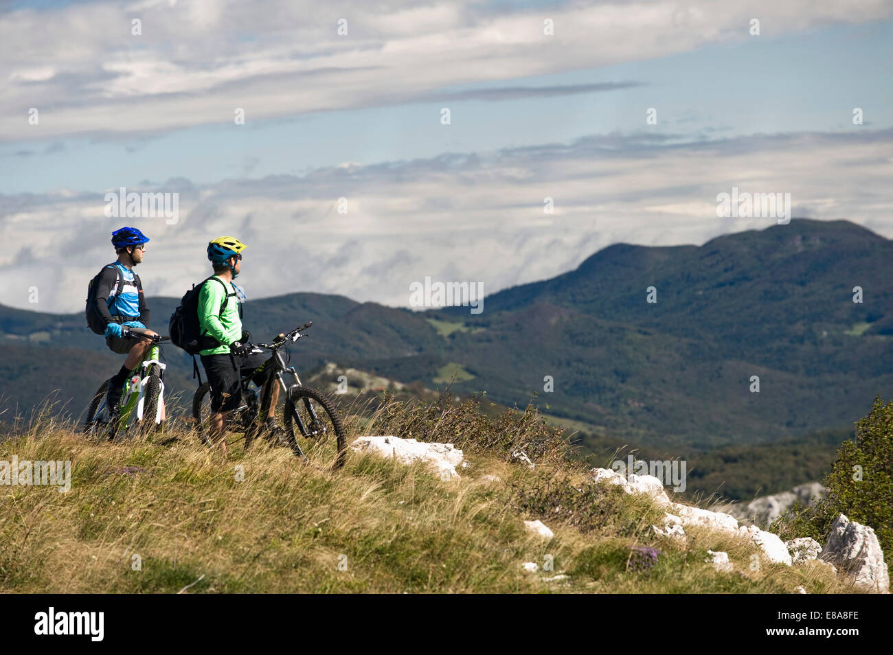 Due mountain bike cercando in vista della valle del Vipava, Istria, Slovenia Foto Stock