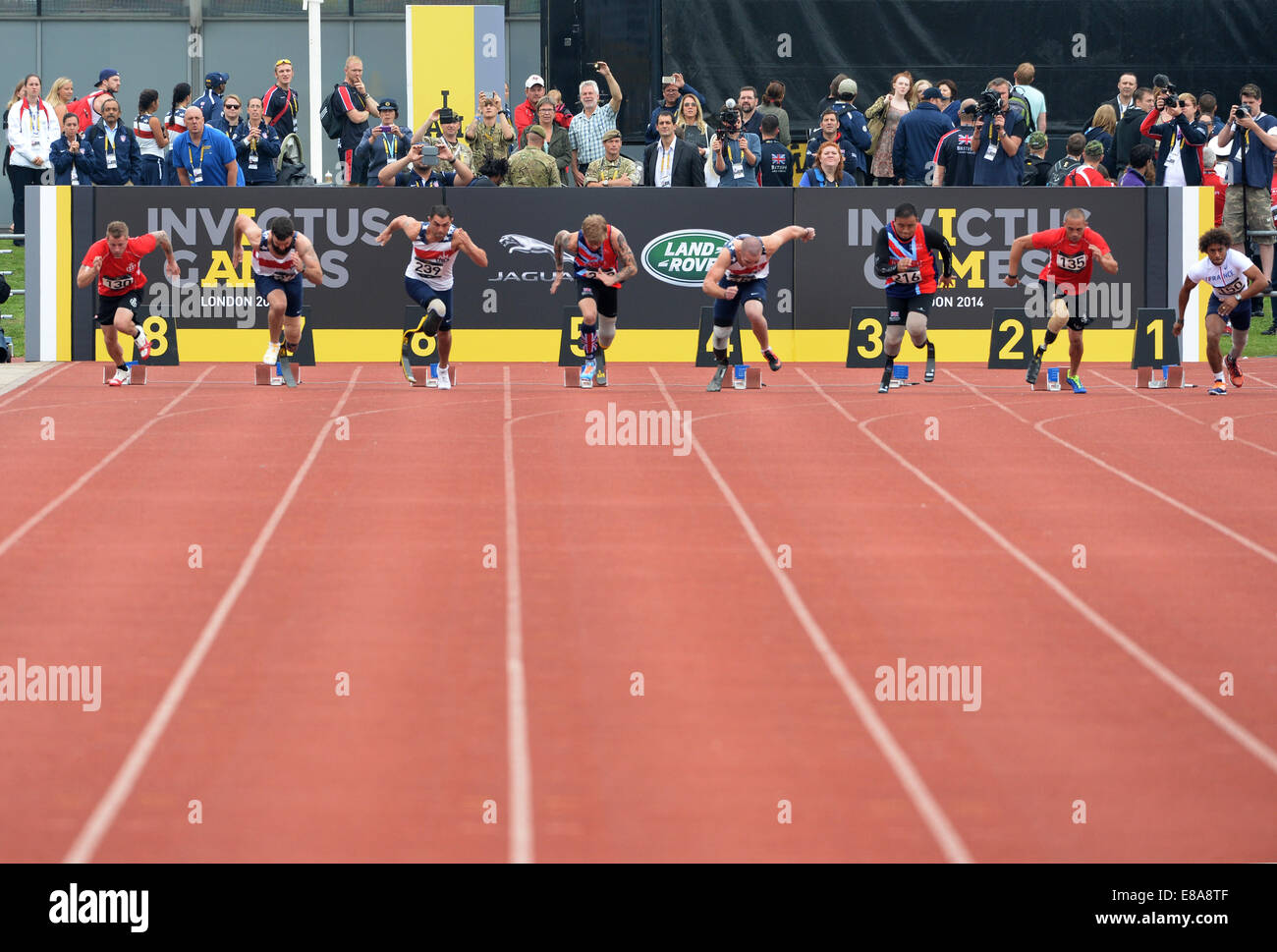 I concorrenti di lasciare ai blocchi di partenza durante un 100 metri di sprint calore durante la Invictus Games 2014 in London sett. 11, 2014. La Invictus giochi sono il Regno Unito la versione del guerriero giochi, riunire veterani feriti da 14 nazioni per Foto Stock I concorrenti di lasciare ai blocchi di partenza durante un 100 metri di sprint calore durante la Invictus Games 2014 in London sett. 11, 2014. La Invictus giochi sono il Regno Unito la versione del guerriero giochi, riunire veterani feriti da 14 nazioni per Foto Stock