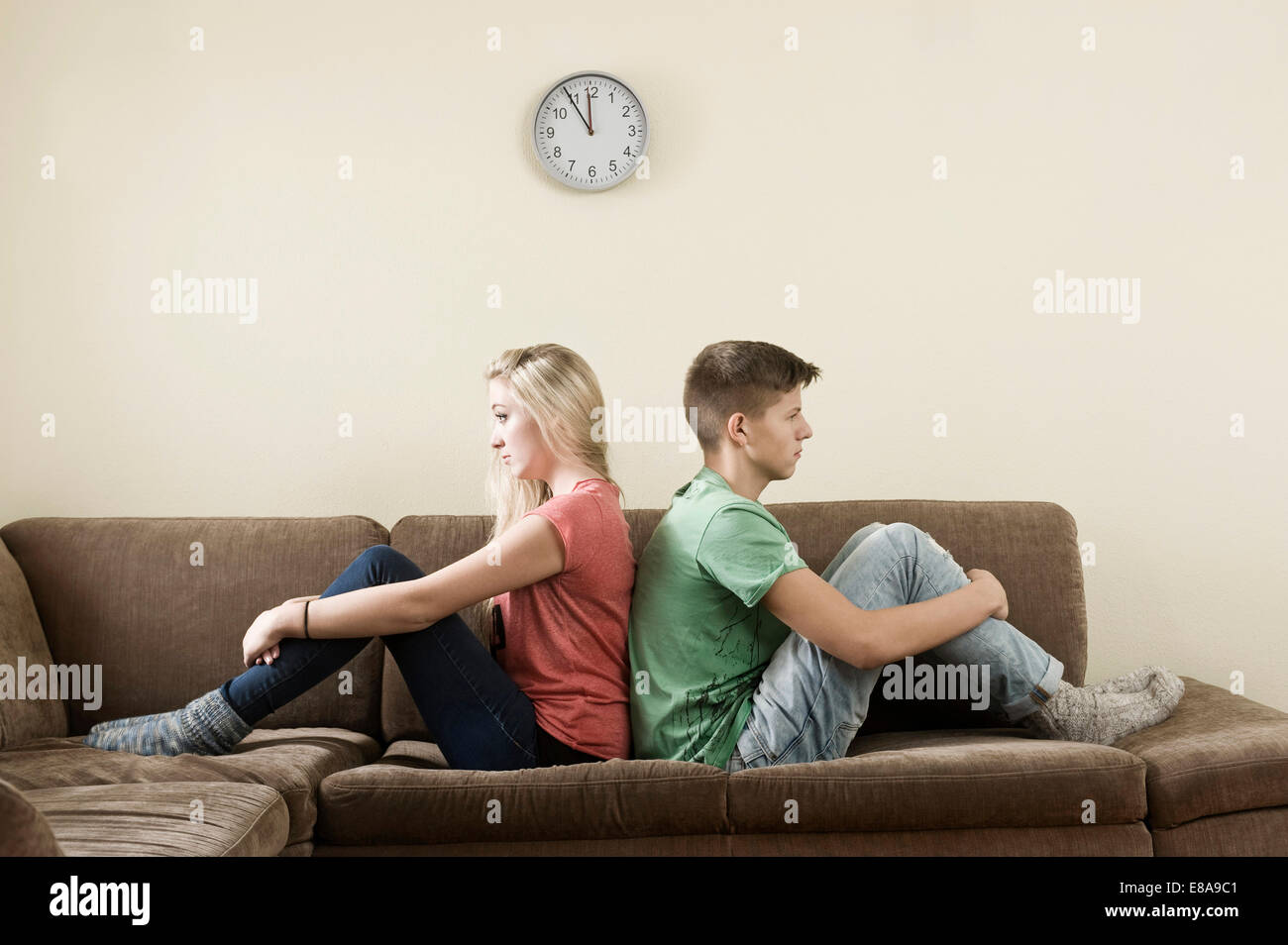 Grave alla ricerca di giovane adolescente appoggiata di schiena sul lettino Foto Stock