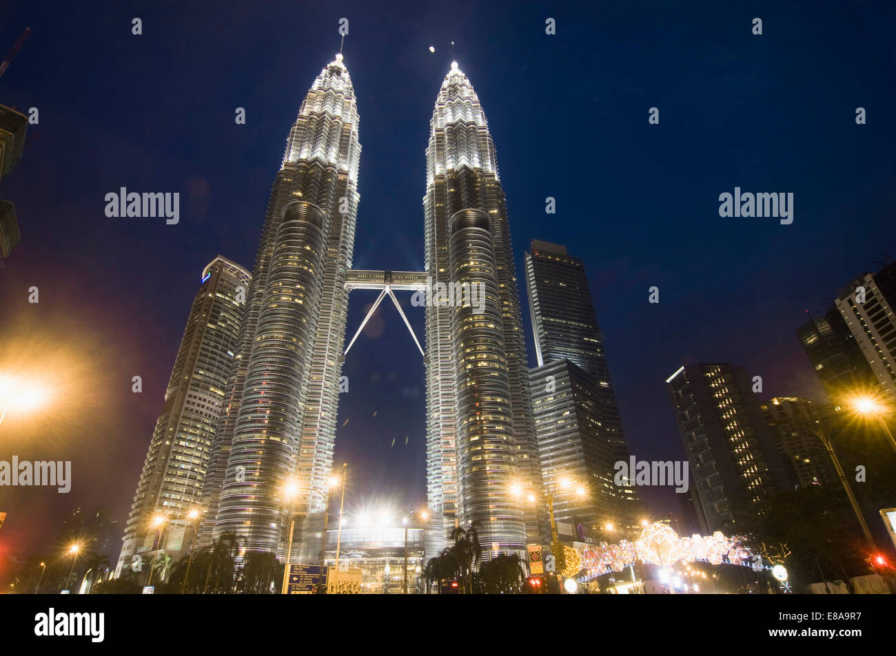 Vista Torri Petronas di notte, Kuala Lumpur, Thailandia Foto Stock