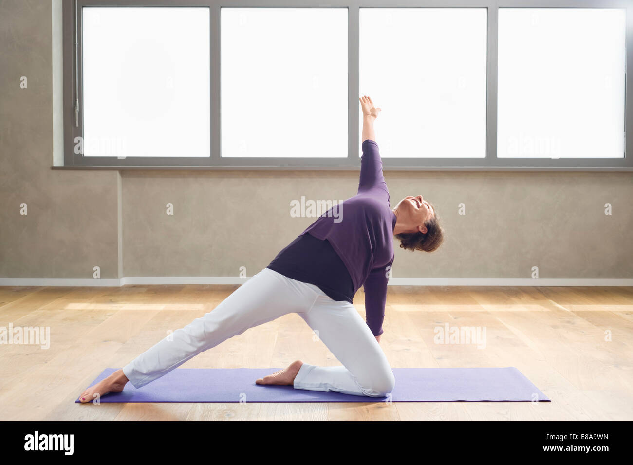 Donna matura ritratto montare wellness yoga stretching Foto Stock