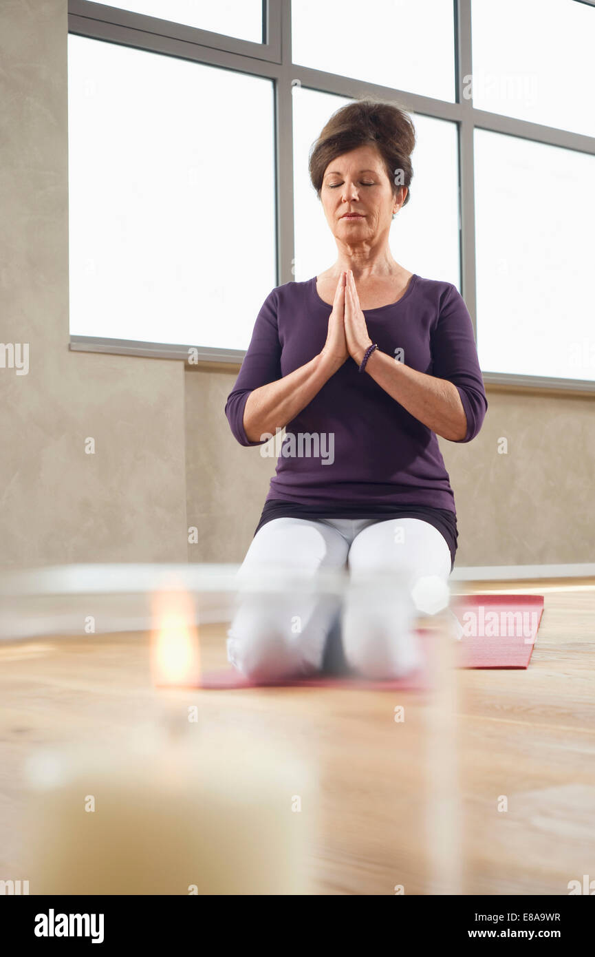 Donna matura esercizi Yoga meditazione Foto Stock
