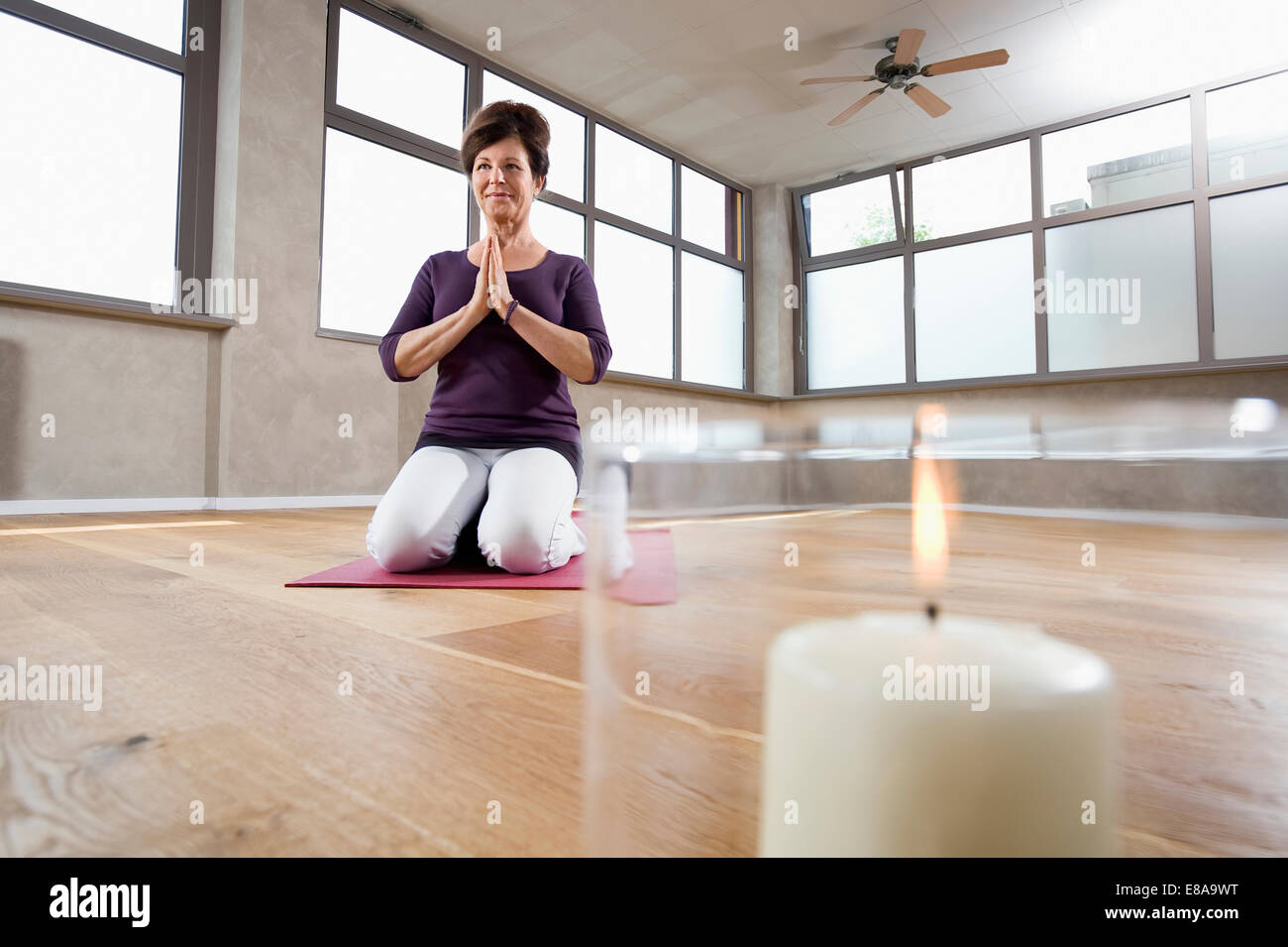Donna matura studio yoga esercizio della meditazione Foto Stock
