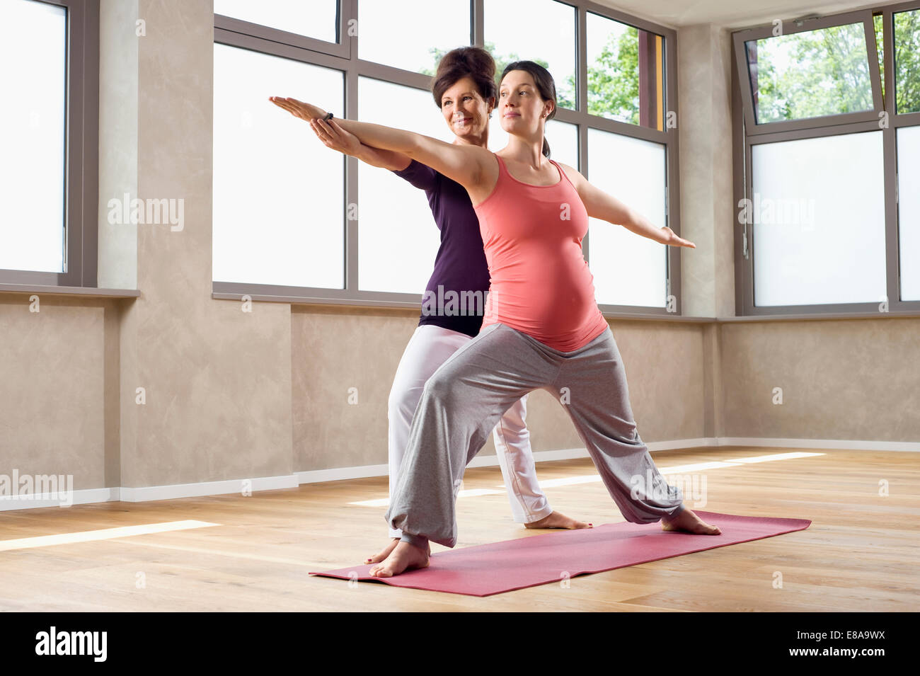 Insegnamento Trainer donna incinta esercizi Yoga Foto Stock