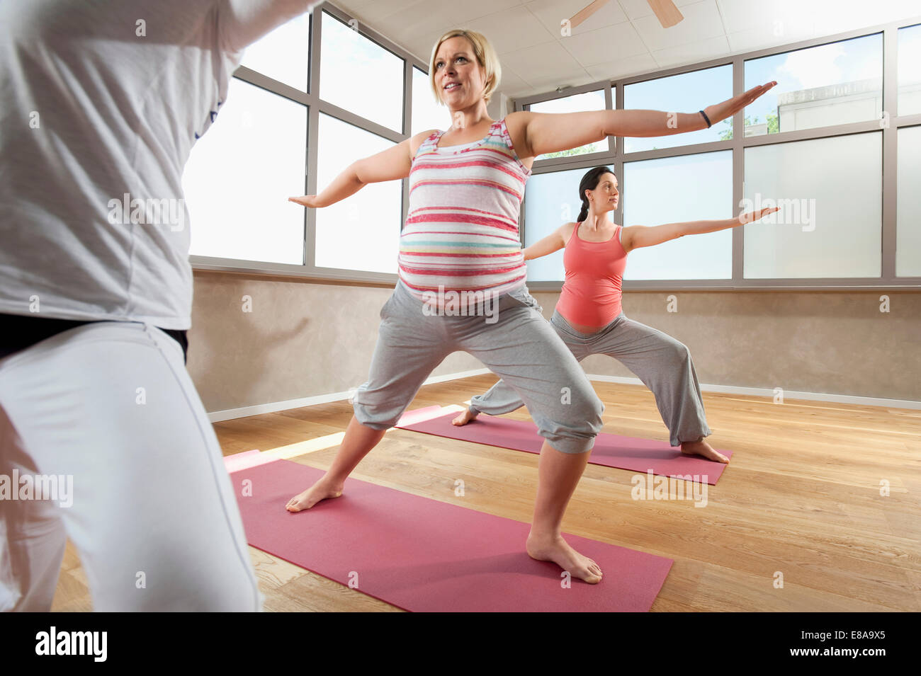 Classe di Yoga per la donna incinta esercizio Foto Stock