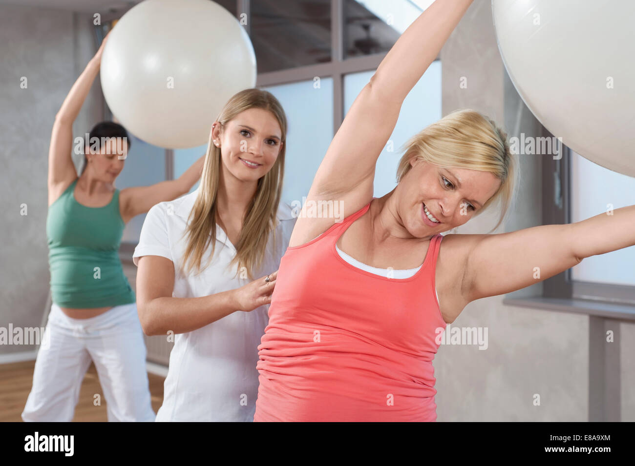 Femmina trainer fitness due donna incinta Pilates Foto Stock