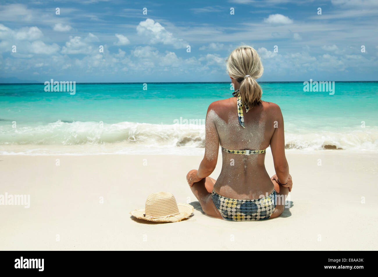 Donna seduta sulla spiaggia, Koh Lipe, Thailandia Foto stock - Alamy