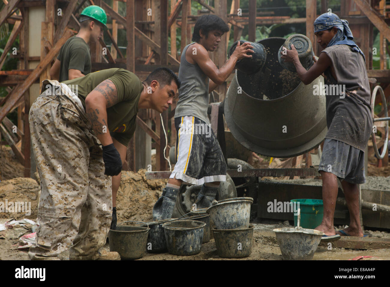 Stati Uniti Marine Corps Staff Sgt. John Suyat, con utilità plotone, Ingegnere Company, Marina Wing Support Squadron (MWSS) 172, e Foto Stock