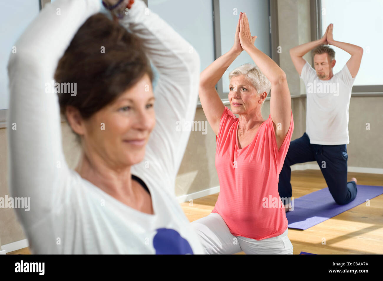 Close up Yoga classe femmina di istruttore senior group Foto Stock