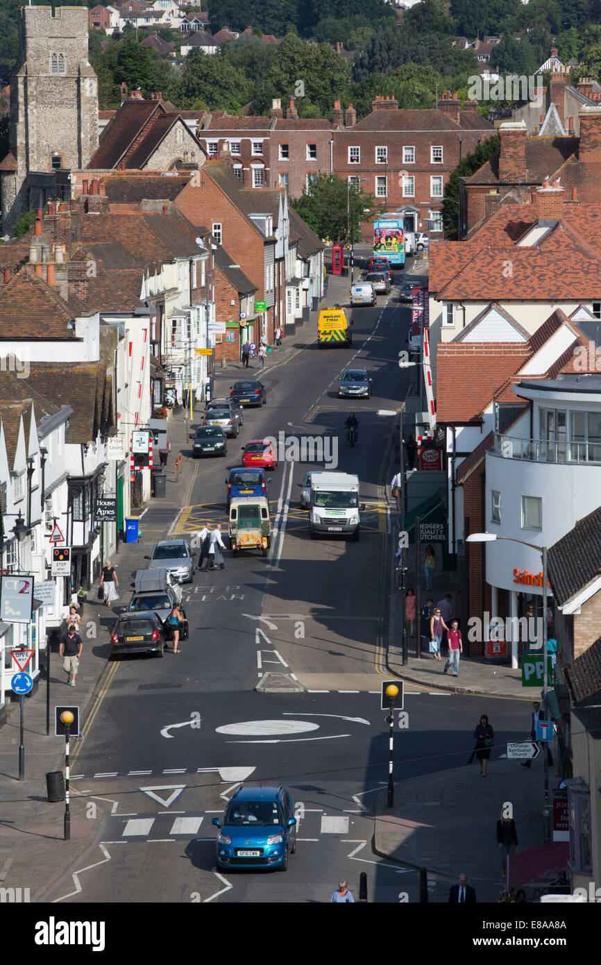 Vista di Canterbury, nel Kent, Inghilterra, Regno Unito da Westgate Towers lungo la A290 mostra il traffico e la vecchia e la nuova architettura Foto Stock